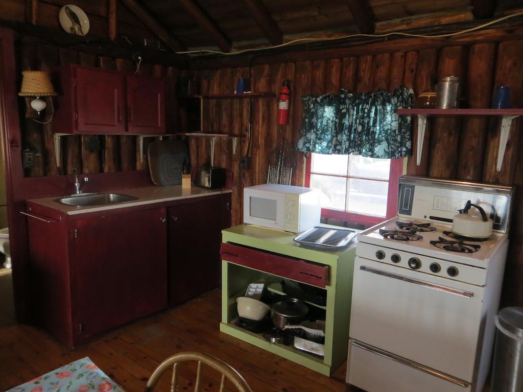 Hotel Lake Wolsey Cabins Gore Bay Exterior foto