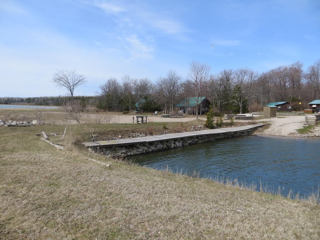 Hotel Lake Wolsey Cabins Gore Bay Exterior foto